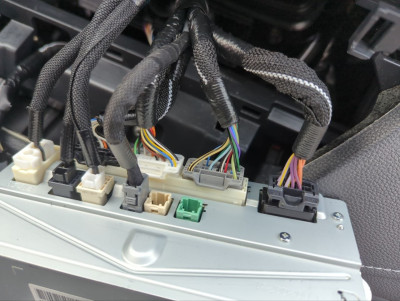 Subwoofer einbauen (Chinch per High-Low Adapter nachrüsten)